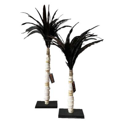 Statue en coquillages et plumes - L